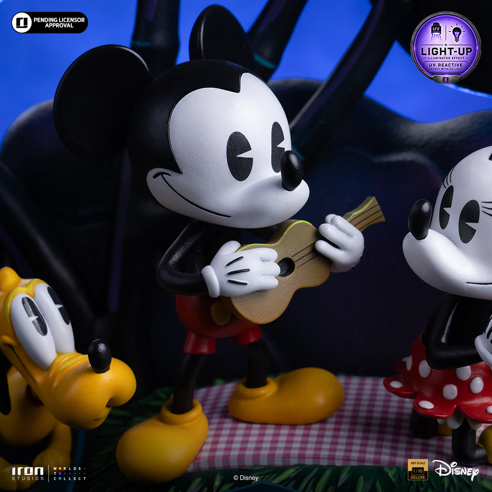 Iron Studios Mickey, Minnie & Pluto's Day at the Park statue - hand-painted detail view 1