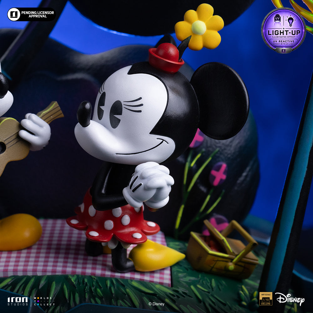 Iron Studios Mickey, Minnie & Pluto's Day at the Park statue - hand-painted detail view 2