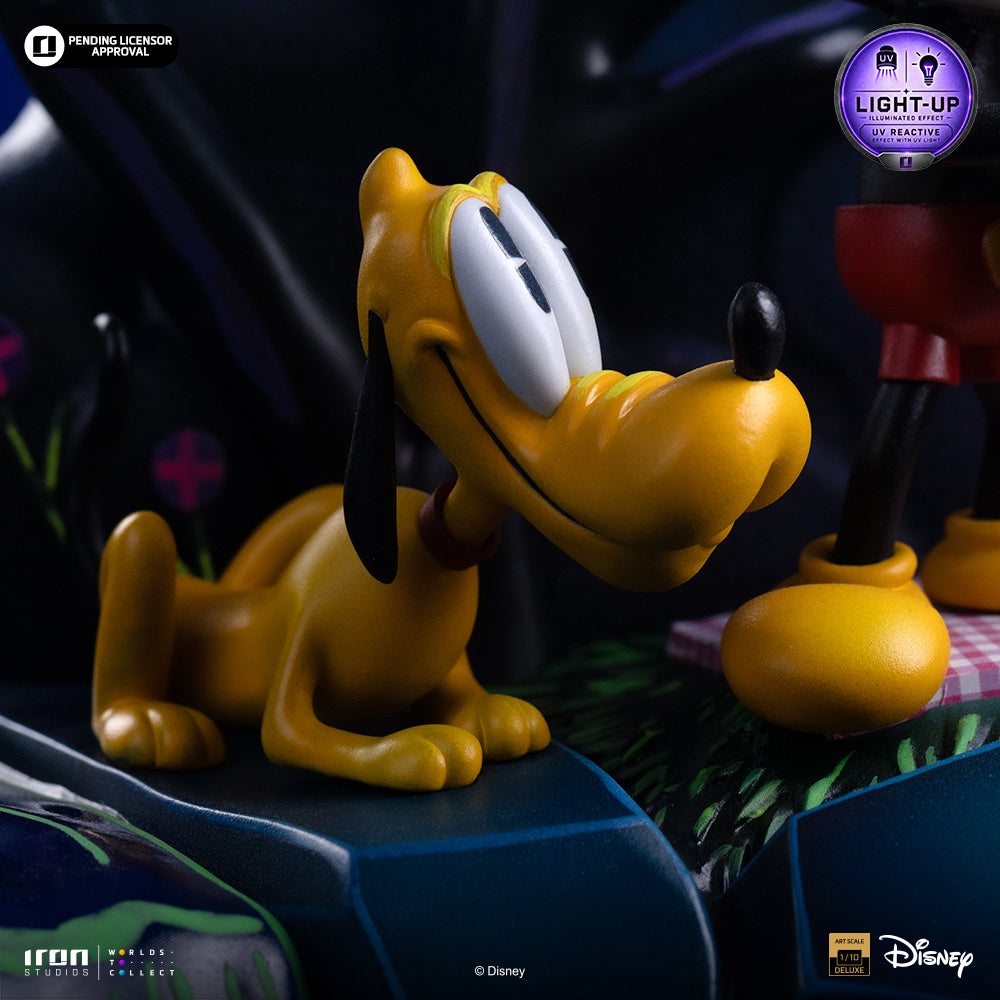 Iron Studios Mickey, Minnie & Pluto's Day at the Park statue - hand-painted detail view 3