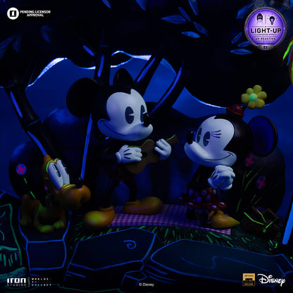 Iron Studios Mickey, Minnie & Pluto's Day at the Park statue - LED glow effect detail 5