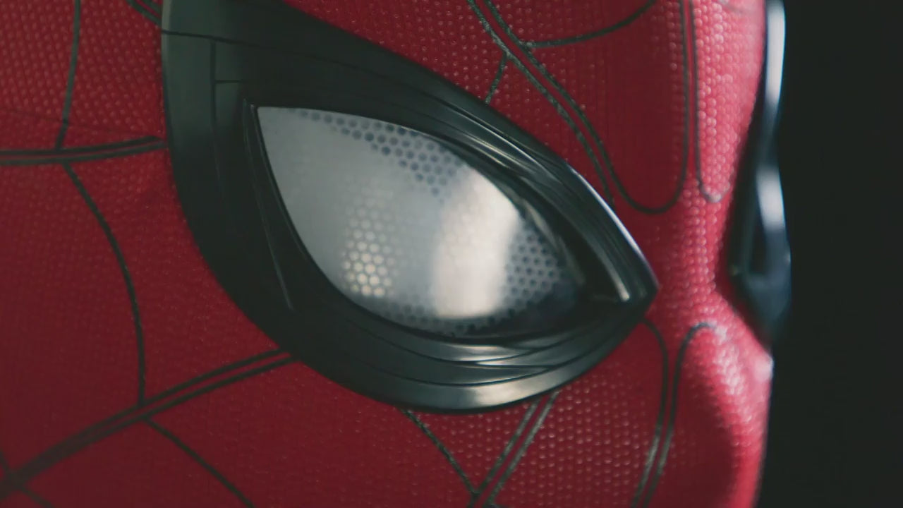 Video laden: Showing closeups of the Spiderman mask and how it works.