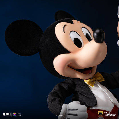 Iron Studios Walt Disney & Mickey Mouse Legacy Replica 1/4 statue - hand-painted detail view 1
