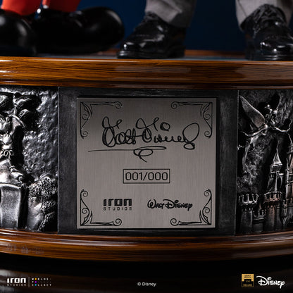 Iron Studios Walt Disney & Mickey Mouse Legacy Replica 1/4 statue - hand-painted detail view 2