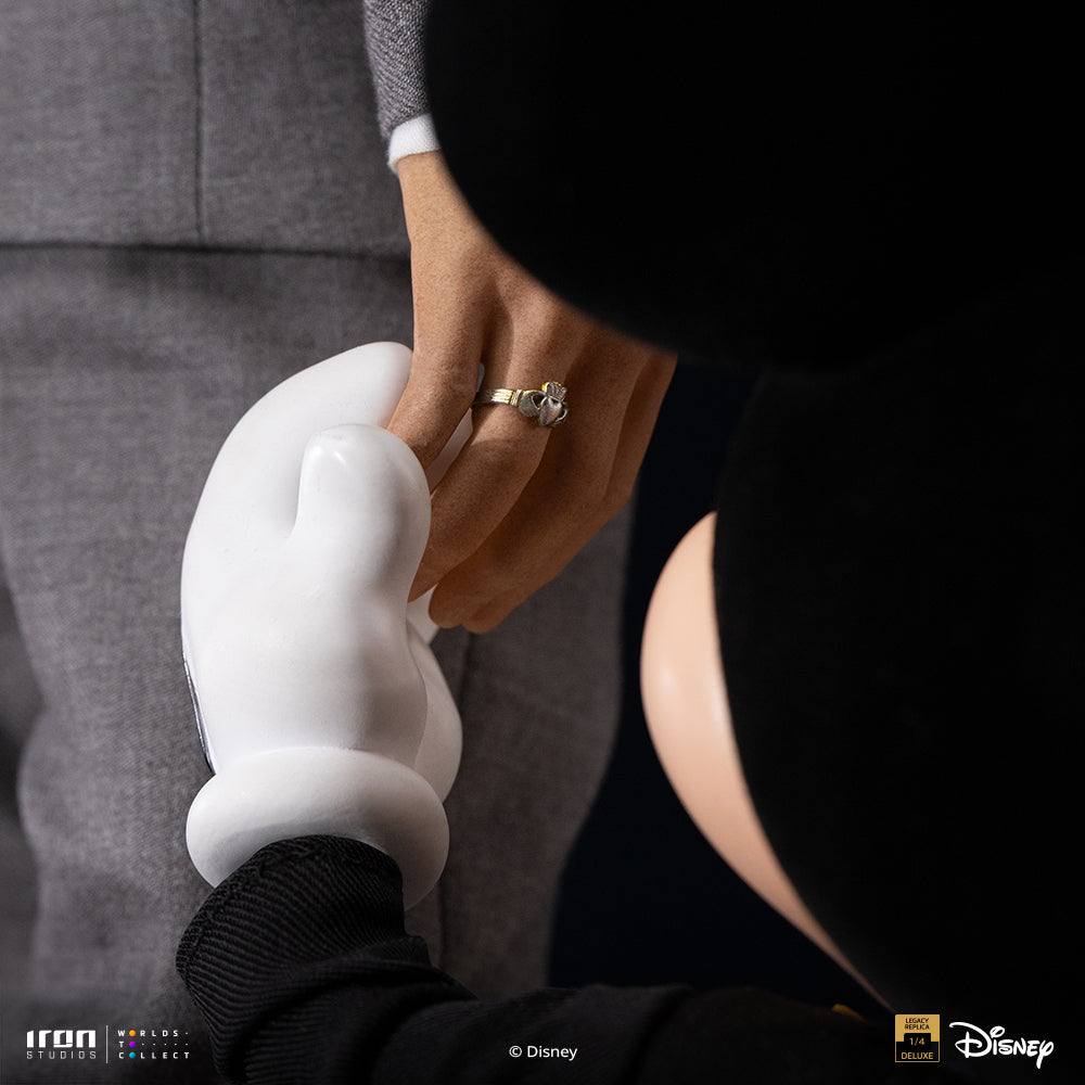 Iron Studios Walt Disney & Mickey Mouse Legacy Replica 1/4 statue - hand-painted detail view 7